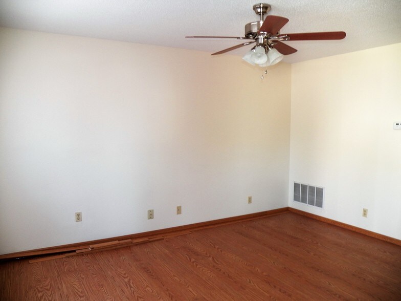 LR - 262 W Main St
