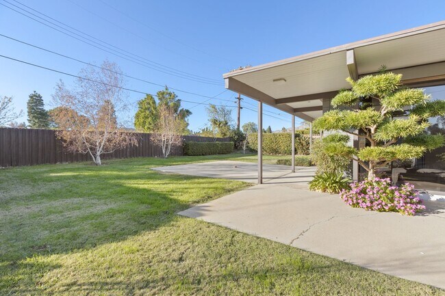 Building Photo - 10347 Cozycroft Ave