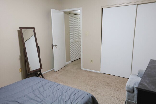 Building Photo - Townhome Beauty!