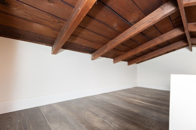 Building Photo - 1 bed, 1 bath - South Mission Hills neighborhood