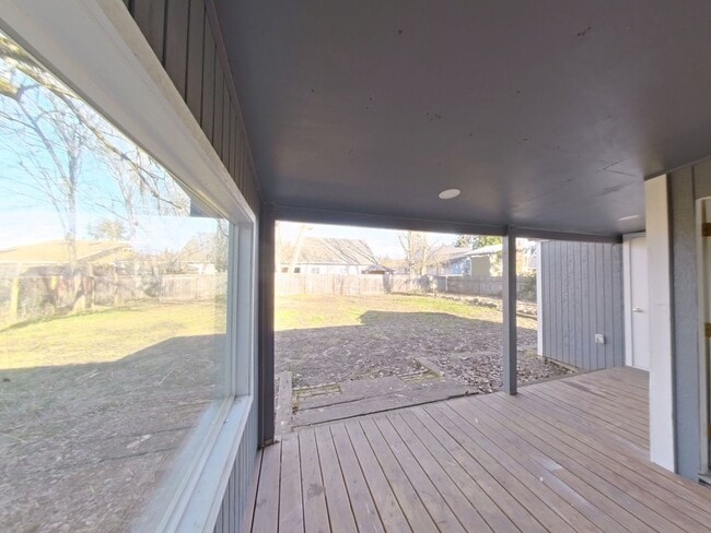 Building Photo - Updated 3Bed/2Bath Home - HUGE Backyard!