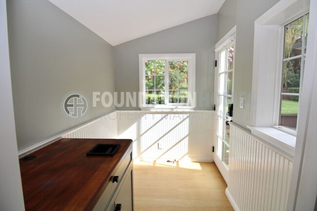 Building Photo - Charming Mill Valley Home with Backyard Office – Prime Boyle Park Location, Just a 5-Minute Walk ...