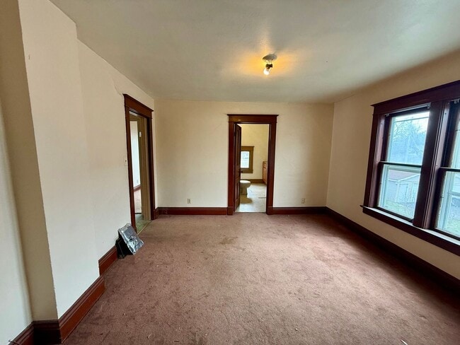 Building Photo - 909 S 6th Ave