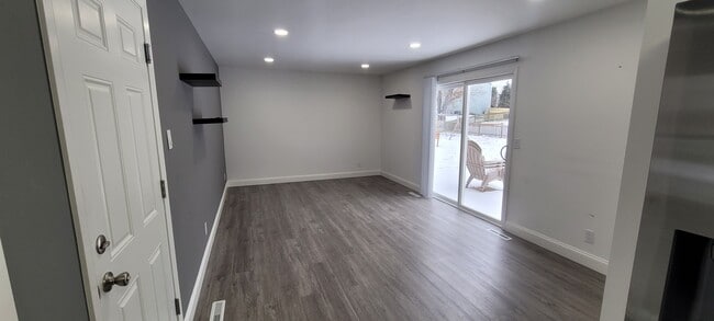 Building Photo - 996 Hawthorne Dr