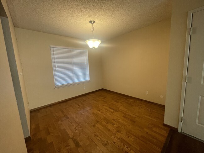 Building Photo - 160 Vail Ct