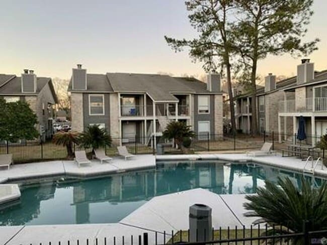 Building Photo - Beautiful 2nd floor condo with vaulted cei...