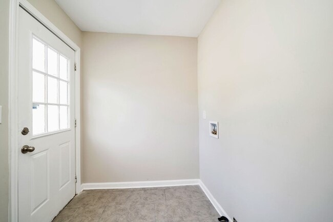 Building Photo - Hidden Gem with Tons of Space and Modern U...