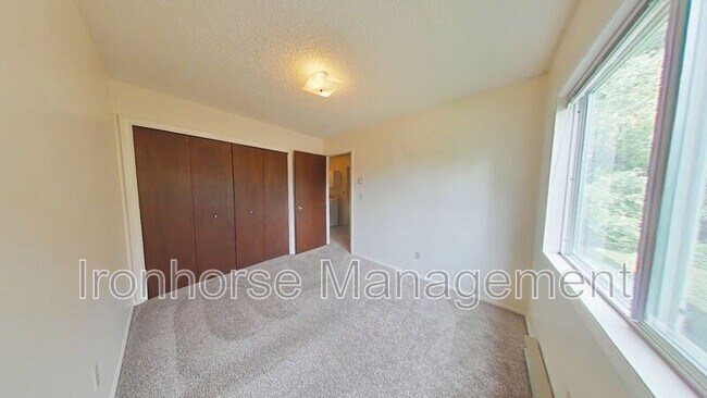 Building Photo - 515 S 15th Ave