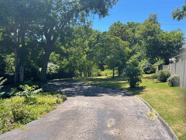 Building Photo - 4 bd 2 ba including a basement apartment in a great East Nashville location