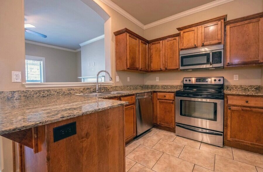 Building Photo - 102 Venezia Ln