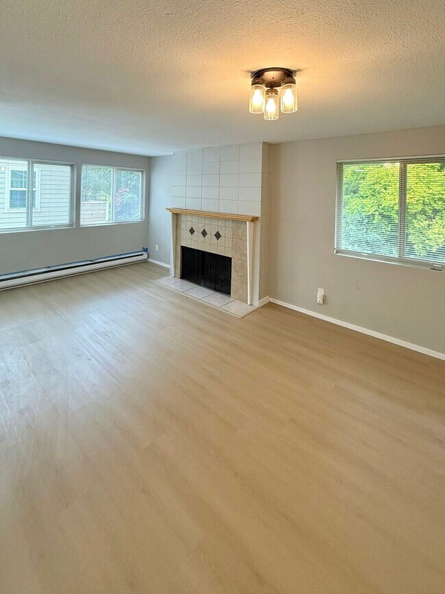 Building Photo - 4-Bedroom North Green Lake Townhouse-Style...