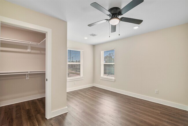 Building Photo - 1206 S Victory Dr