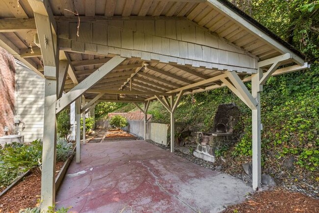 Building Photo - Charming Beach Drive Craftsman w/ AC and V...