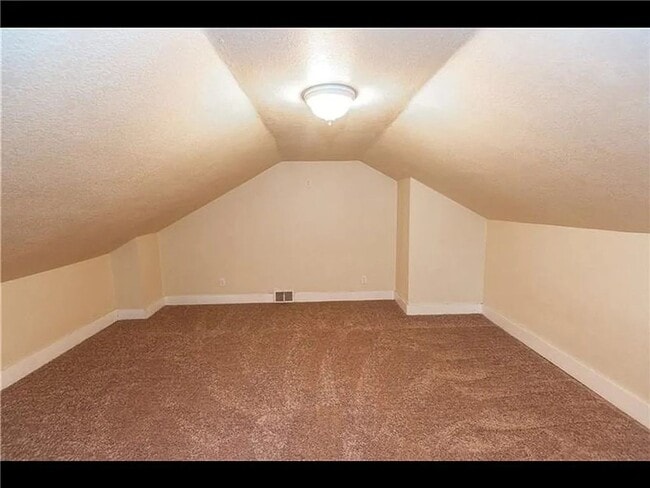 Building Photo - 3 bedroom - great location, central air, laundry.