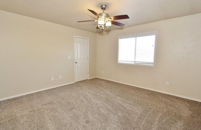 Building Photo - Immaculate Single-Level Home