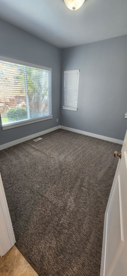 Building Photo - Luxury 3 Bedroom Plus Den in Sandy!