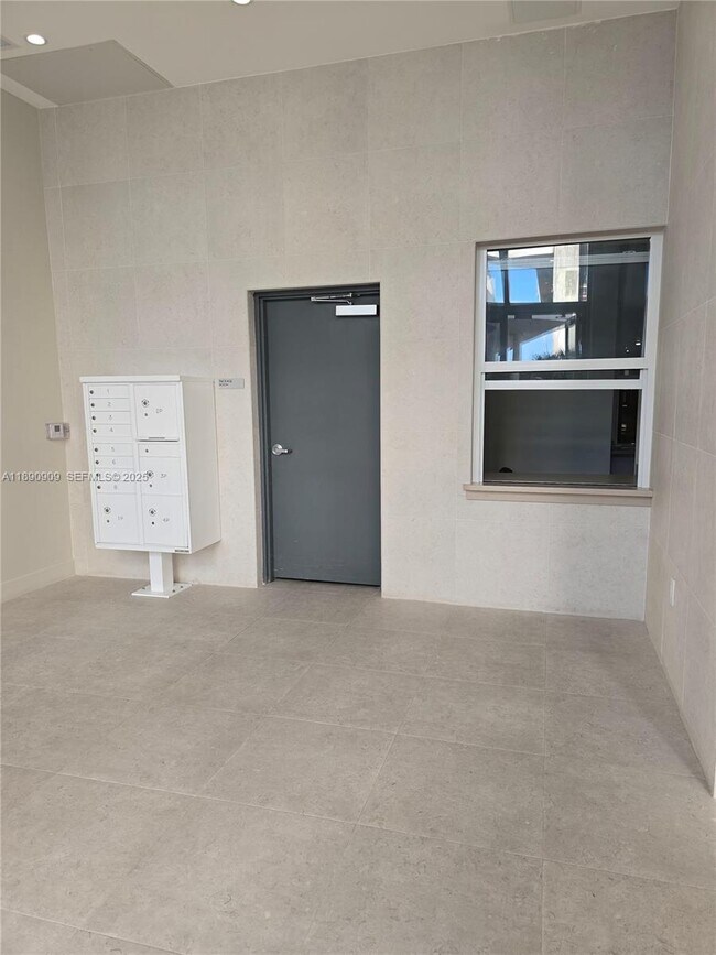 Building Photo - 700 NE 24th St