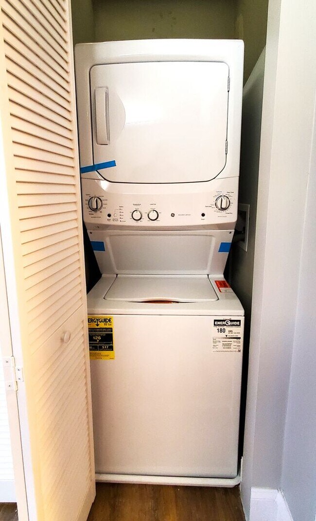 Building Photo - 695 Vernon Ave