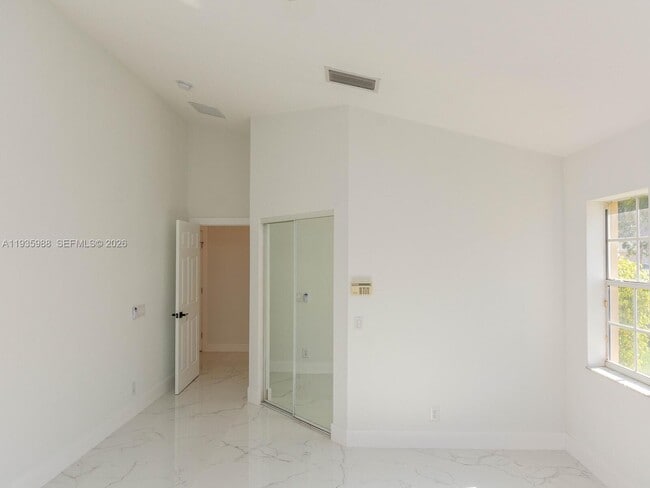 Building Photo - 381 Cameron Dr