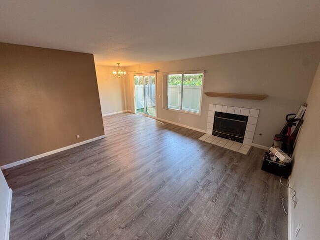 Building Photo - 2Bed - 2Bath ground level