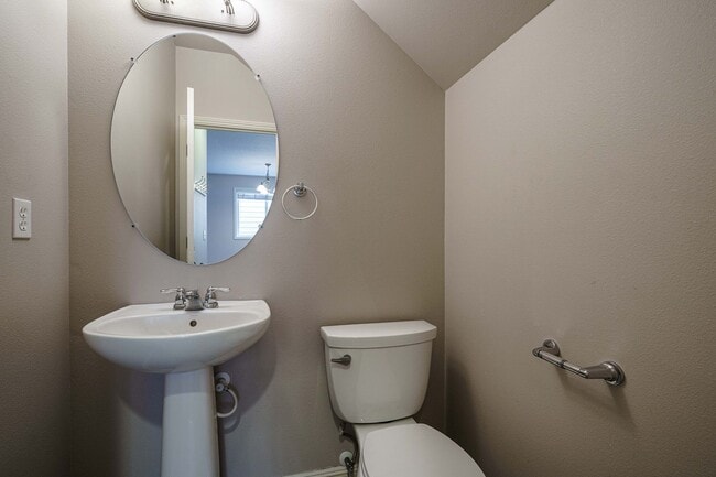 Building Photo - $500 Move In Special  4 Bedroom 2.5 Bath New Carpet and Fresh Paint