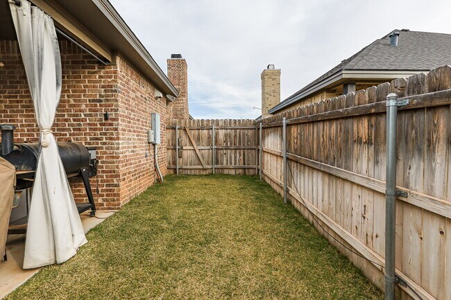 Building Photo - Custom Home in a Cul-de-sac!!