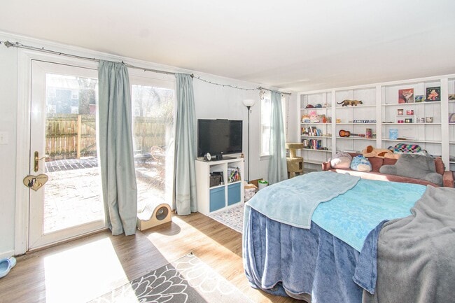 Building Photo - Charming 4 Bed 3.5 Bath Townhome