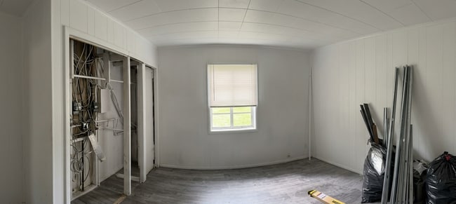 Building Photo - 305 W 7th St