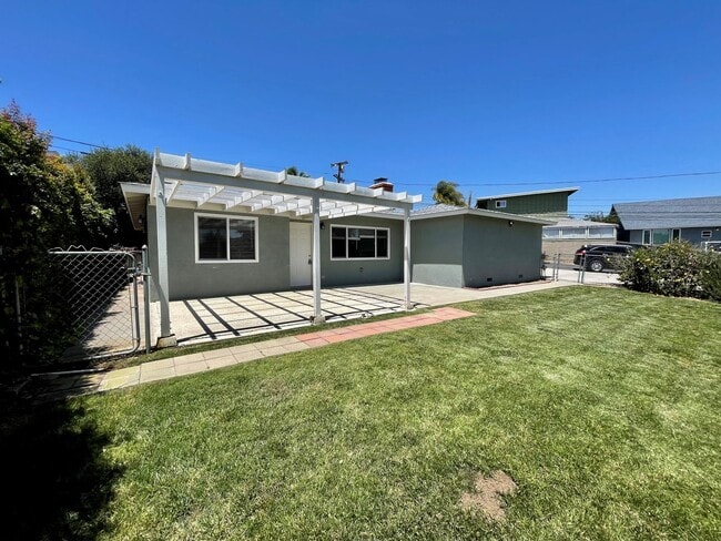 Building Photo - Remodeled Home with Views!