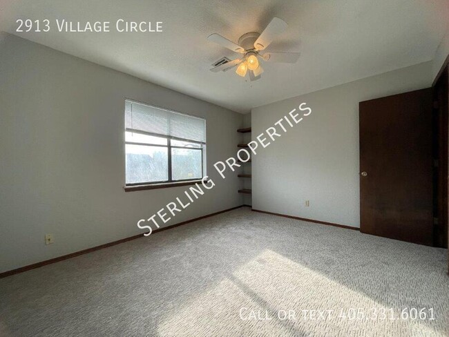 Building Photo - 2913 Village Cir