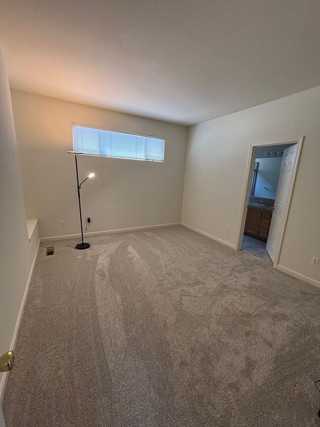 Building Photo - 4 bedroom 2.5 Bathroom Skyhawk Single Fami...