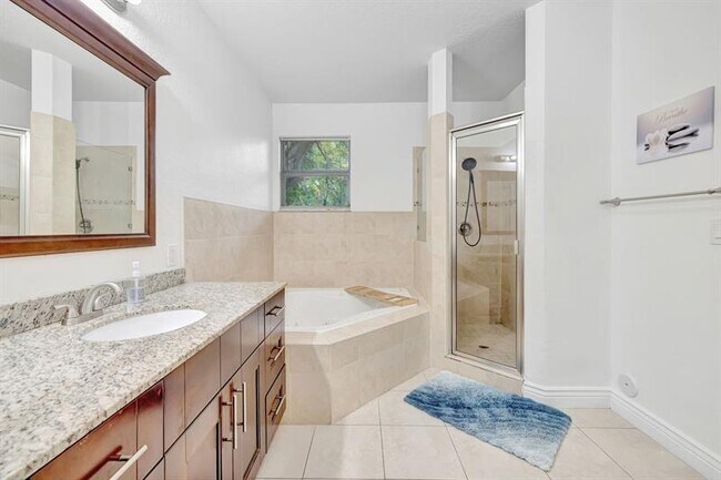 Building Photo - 1816 SW 21st St