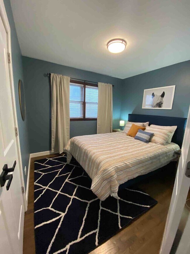 Building Photo - Spacious Main-Floor 2-Bedroom, 1.5-Bath Home