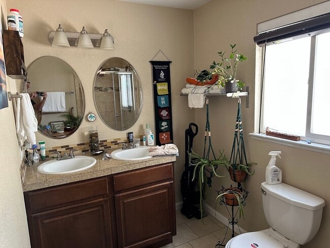Building Photo - Fantastic Home in City Park North - Has it...