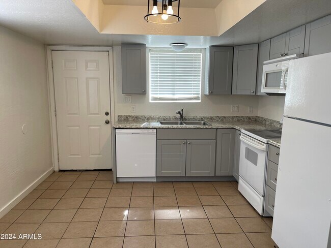Building Photo - 916 N Pueblo Dr