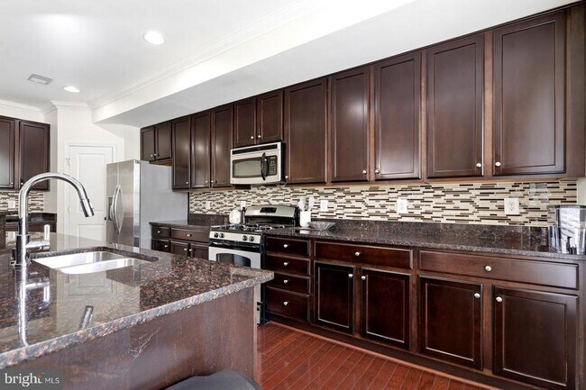 Building Photo - 7931 Crescent Park Dr