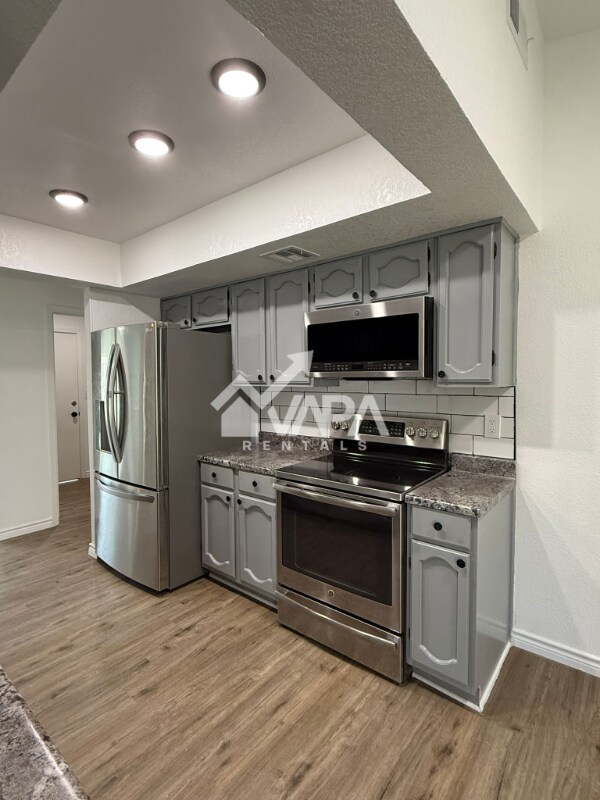 Building Photo - 9650 Chelmsford Dr