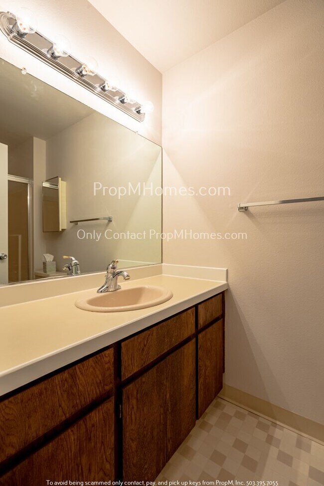 Building Photo - Three Bedroom Plus Bonus In West Linn - Sunset!