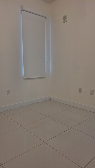 Building Photo - 10220 NW 63rd Ter