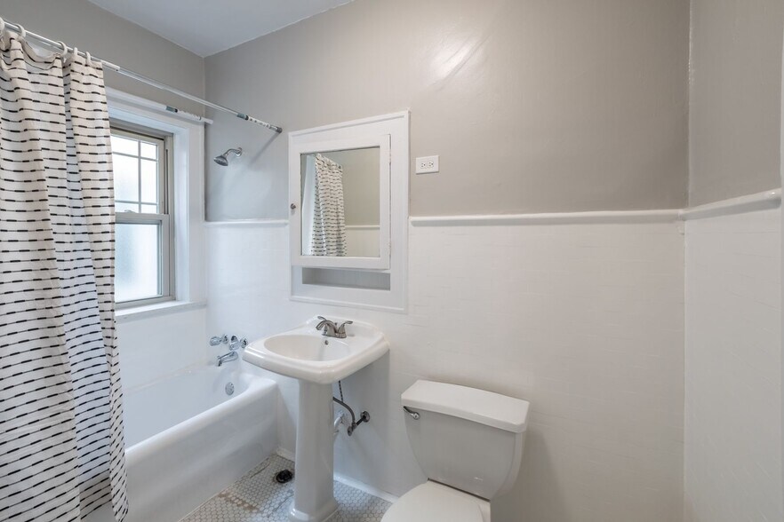 Building Photo - 1700 W Touhy Ave