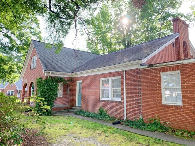 Building Photo - 800 E 3rd St