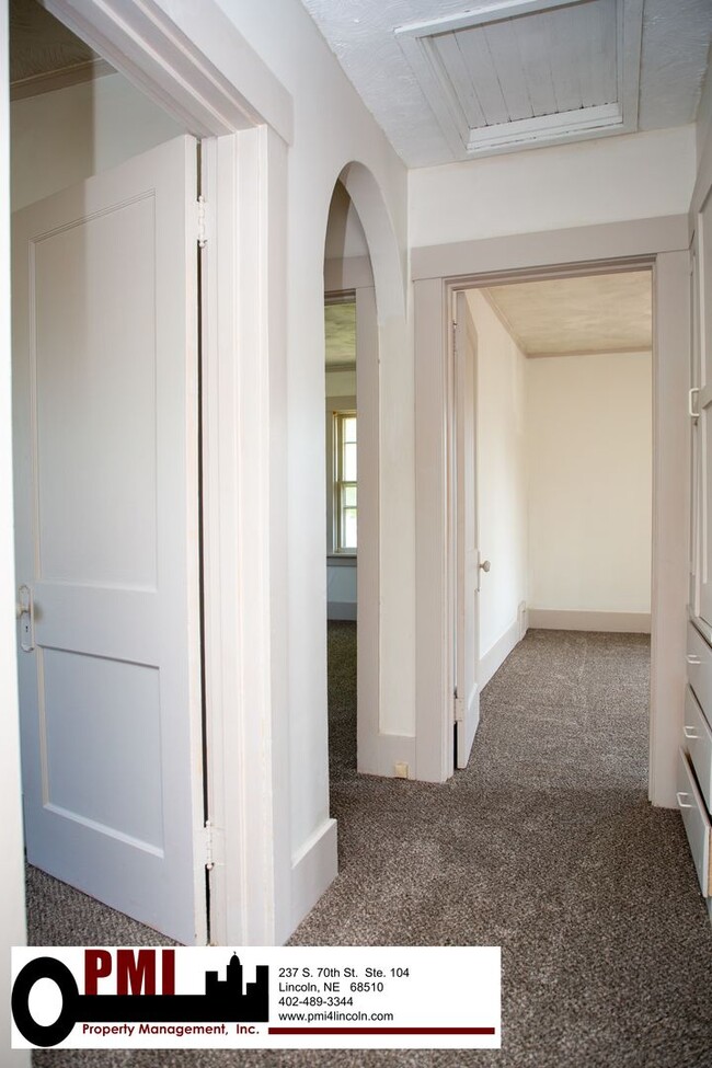 Building Photo - 4 Bedroom, 1.5 bathroom House For Rent; Av...