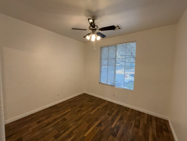 Building Photo - "Charming 2-Bed Oasis in Las Vegas: Modern...