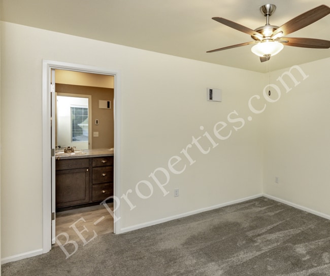 Building Photo - Beautiful 3 Bedroom 2.5 Bathroom Townhouse.