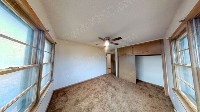 Building Photo - Large yard 3/1 just of Douglas!