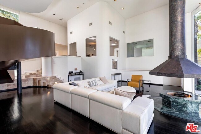 Building Photo - 2029 Mt Olympus Dr