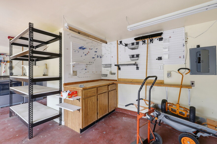 Building Photo - 927 Lorne Way