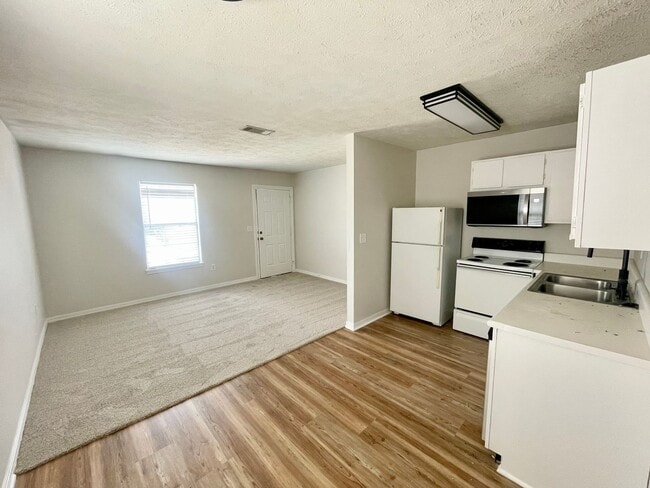 Building Photo - 585 Dexter Dr