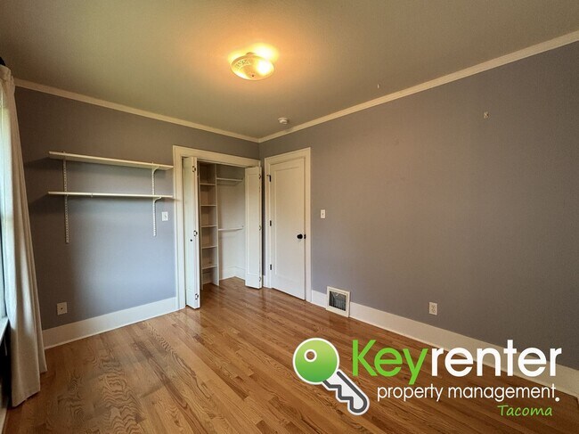 Building Photo - Spacious Craftsman in Lincoln District wit...