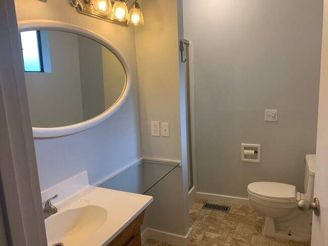 Building Photo - Newly Updated 2 Bed. 2 Bath Home on Fenced...